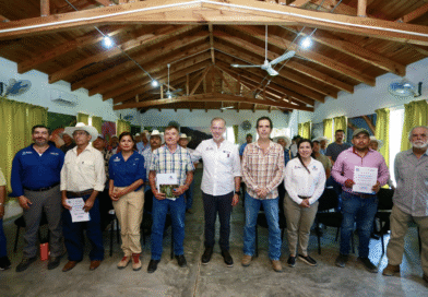 Entrega Marco Del Prete apoyos a ejidatarios