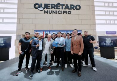 Realiza Felifer Macías encuentro con el equipo profesional de fútbol americano Gallos Negros