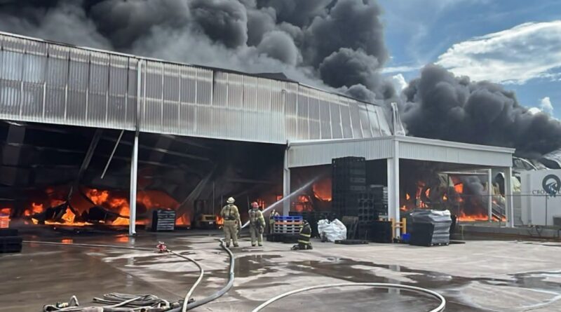 Fuerte incendio consume bodega en el Parque Industrial Querétaro