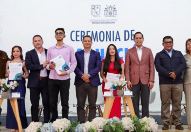«Chepe» Guerrero encabeza graduación de la histórica primera generación de la UAQ Plantel Charco Blanco