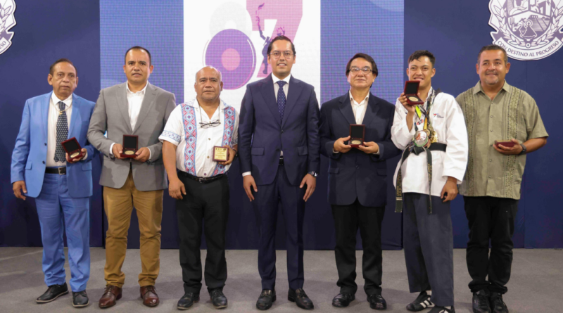 Chepe Guerrero entrega la Presea “Josefa Ortiz de Domínguez” a 13 ciudadanos distinguidos