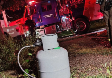 Controlan bomberos incendio en vivienda de la comunidad de El Rosario