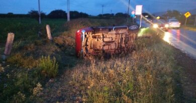 Vuelca camioneta pickup en la carretera a La Lira, Pedro Escobedo