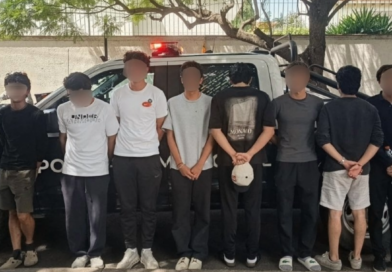 Detiene la SSPMQ a ocho hombres por arrojar huevos a peatones y vehículos en la colonia Rinconada Jacarandas