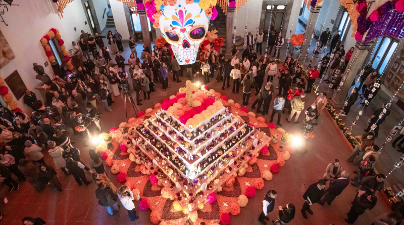 Inaugura Kuri altar de muertos en Palacio de Gobierno