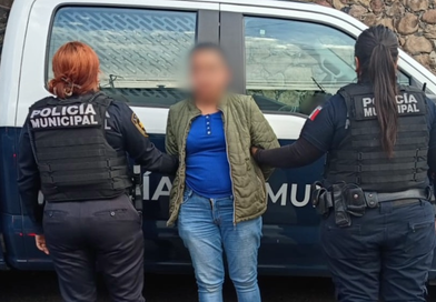 Detienen policías trabajadora del hogar por el presunto robo de una cadena de oro en Loma Dorada
